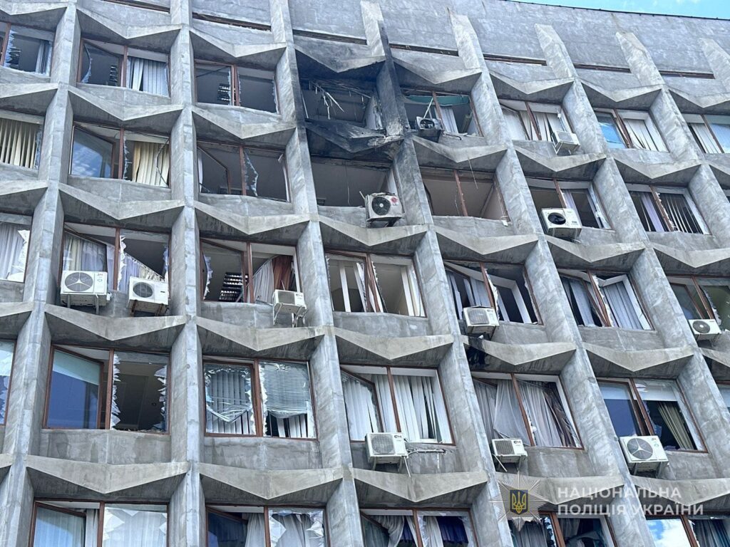 Російський ударний дрон влучив у будівлю Сумської ОВА
