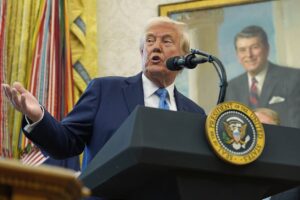 Дональд Трамп наказав розмістити атомні підводні човни "у відповідних регіонах" після погроз Дмитра Мєдвєдєва
